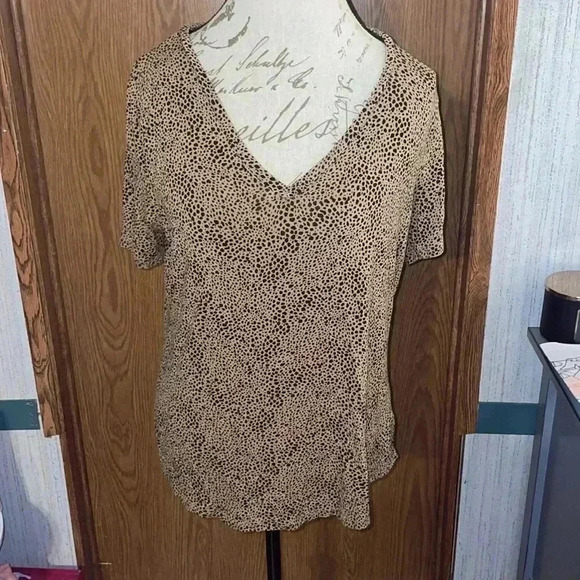 Women’s Old Navy T-shirt - Picture 1 of 3